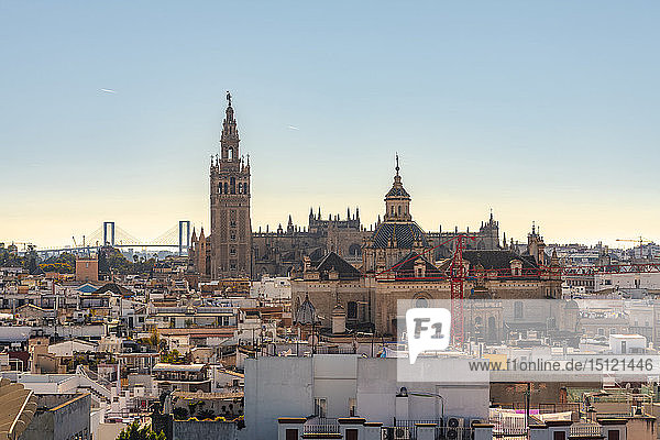 Stadtbild mit der Kathedrale von Sevilla mit La Giralda  Sevilla  Spanien
