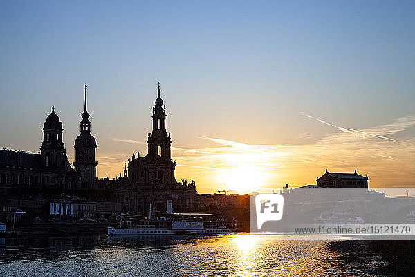 Skyline bei Sonnenuntergang  Dresden  Deutschland