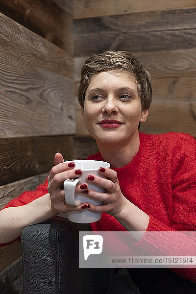 Porträt einer zufriedenen Frau mit Tasse Tee