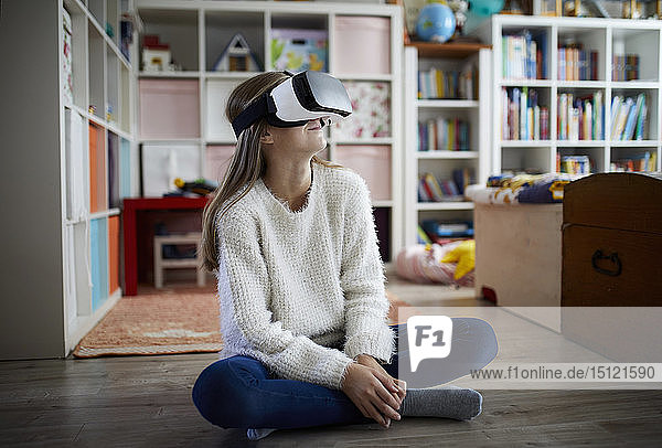 Mädchen sitzt in ihrem Zimmer und trägt eine VR-Brille