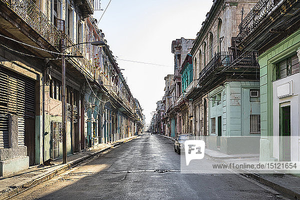 Leere Straße in der Altstadt  Havanna  Kuba