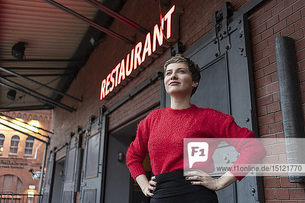 Deutschland  Berlin  Porträt eines selbstbewussten Restaurantmanagers im Freien