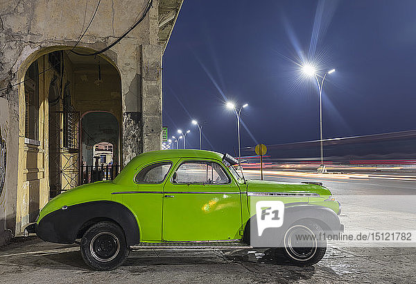 Nachts geparkter Oldtimer  Havanna  Kuba