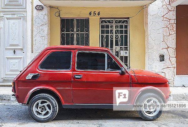 geparkter roter Oldtimer  Havanna  Kuba