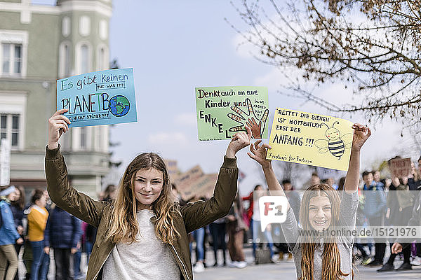 Mädchen hält ein Plakat auf einer Demonstration für Umweltschutz