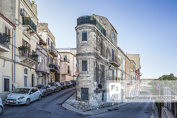 Enges Haus an einer Kurve  Ragusa  Sizilien  Italien