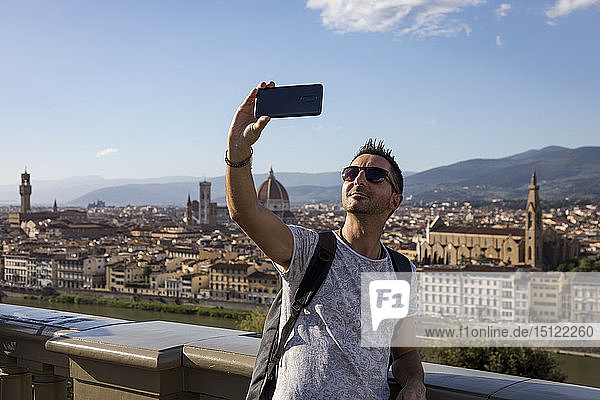 Mann  der sich ein Selfie nimmt  Florenz  Italien