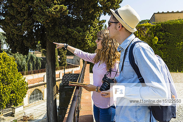 Junges Paar auf einer Städtereise in Florenz  Toskana  Italien