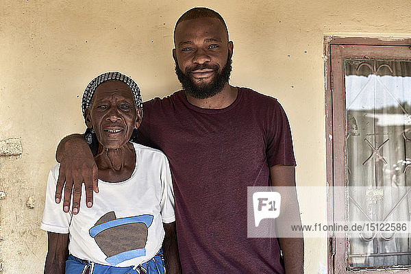 Mosambik  Maputo  Porträt von Großmutter und Enkel