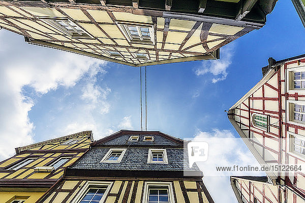 Deutschland  Rheinland-Pfalz  Linz am Rhein  Altstadt  Fachwerkhaus  Blick aus der Froschperspektive