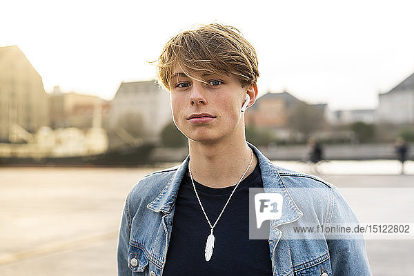 Dänemark  Kopenhagen  Porträt eines jungen Mannes mit Ohrstöpseln in der Stadt