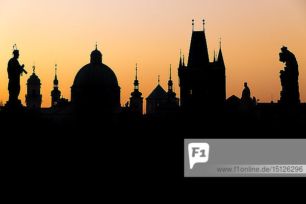 Silhouette der Altstadt von der Karlsbrücke aus gesehen bei Sonnenaufgang  UNESCO-Weltkulturerbe  Prag  Böhmen  Tschechische Republik  Europa
