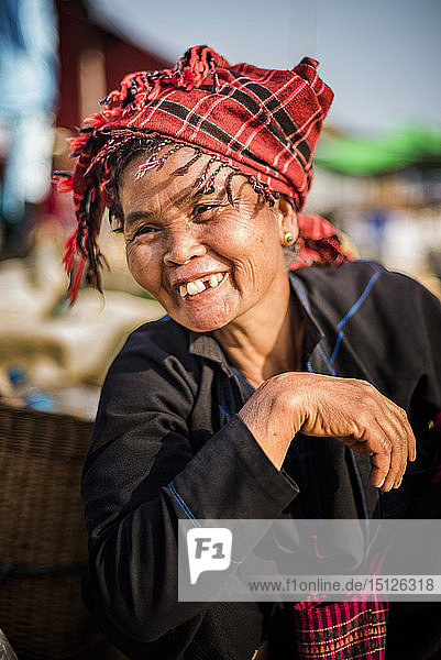 Porträt einer Pa-O-Frau auf dem Ywama-Markt  Inle-See  Shan-Staat  Myanmar (Birma)  Asien