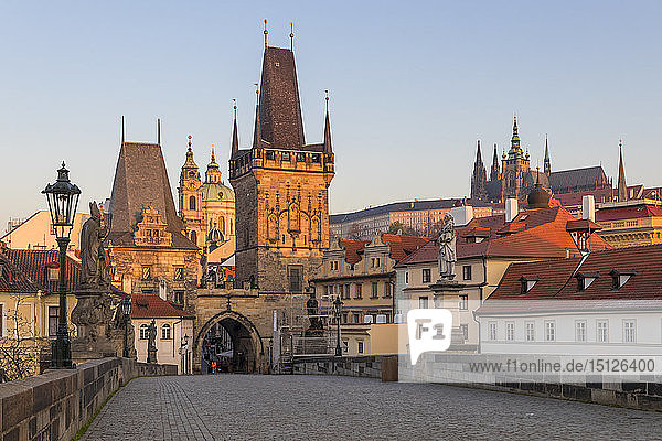 Der Kleinseitner Brückenturm und der Veitsdom von der Karlsbrücke aus gesehen im ersten Sonnenlicht  UNESCO-Weltkulturerbe  Prag  Böhmen  Tschechische Republik  Europa