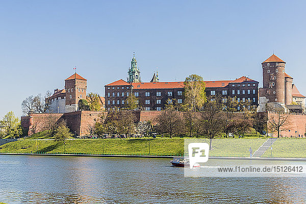 Blick auf das Königsschloss Wawel  UNESCO-Weltkulturerbe  und die Weichsel  Krakau  Polen  Europa