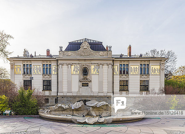 Der Palast der schönen Künste in der mittelalterlichen Altstadt  UNESCO-Weltkulturerbe  Krakau  Polen  Europa