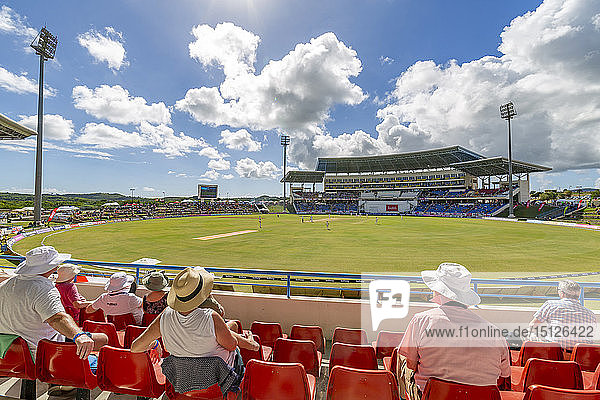 Blick auf ein Kricketspiel im Sir Vivian Richards Stadium  St. George  Antigua  Westindien  Karibik  Mittelamerika