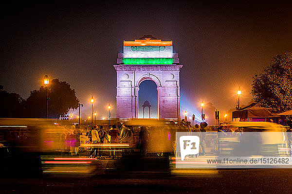 India Gate bei Nacht mit darauf projizierter indischer Flagge  Neu-Delhi  Indien  Asien