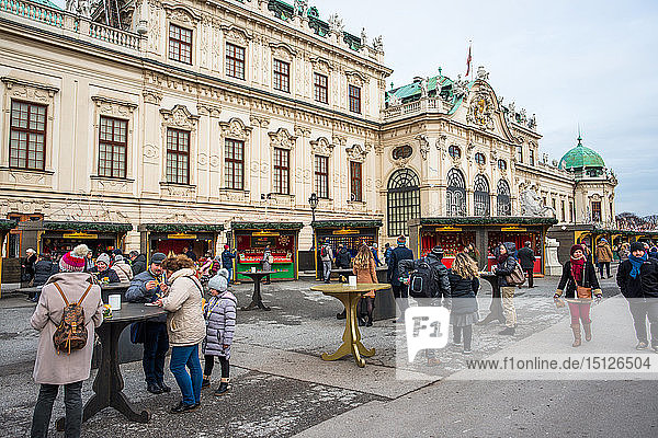 Weihnachtsmarkt im Schloss Belvedere  Wien  Österreich  Europa