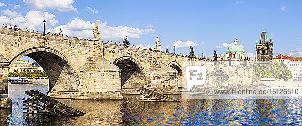 Karlsbrücke mit Altstädter Brückenturm und Moldau  UNESCO-Weltkulturerbe  Prag  Tschechische Republik  Europa