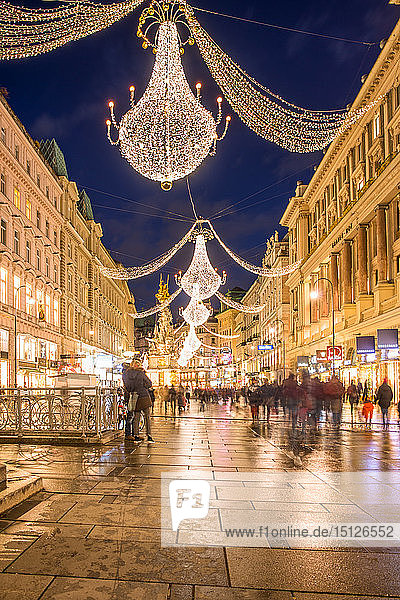Weihnachtsbeleuchtung nach Einbruch der Dunkelheit in der Wiener Innenstadt am Graben  Wien  Österreich  Europa