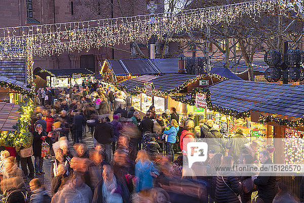 Weihnachtsmarkt in der Abenddämmerung  Mainz  Rheinland Pfalz  Deutschland  Europa