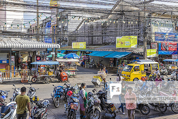 Eine Straßenszene in der Altstadt von Phuket  Phuket  Thailand  Südostasien  Asien