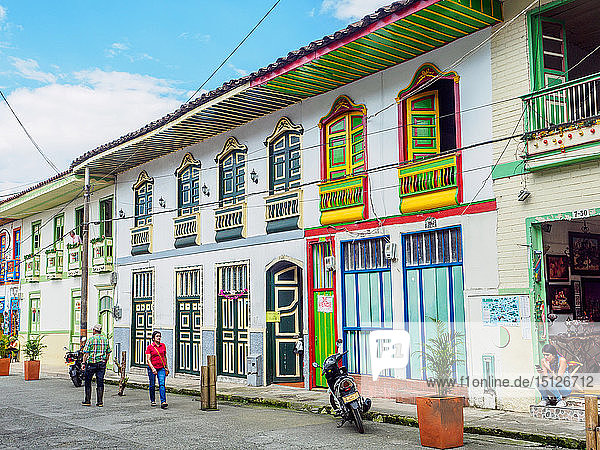Bunte Gebäude säumen die Straßen  Filandia  Kaffeeregion  Kolumbien  Südamerika