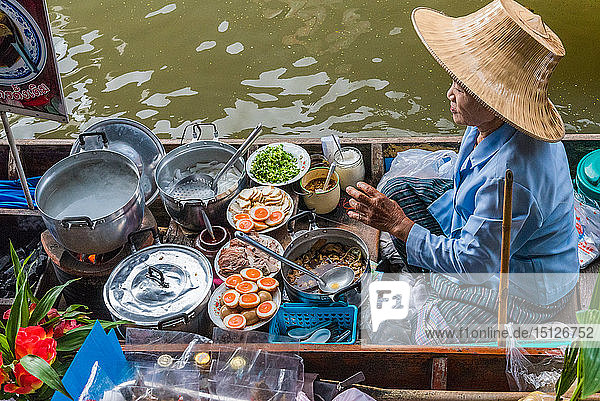 Kochen am Flussufer auf dem Damnoen Saduak Floating River Market  Bangkok  Thailand  Südostasien  Asien