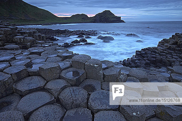 Abenddämmerung über dem Giant's Causeway  UNESCO-Weltkulturerbe  County Antrim  Nordirland  Vereinigtes Königreich  Europa