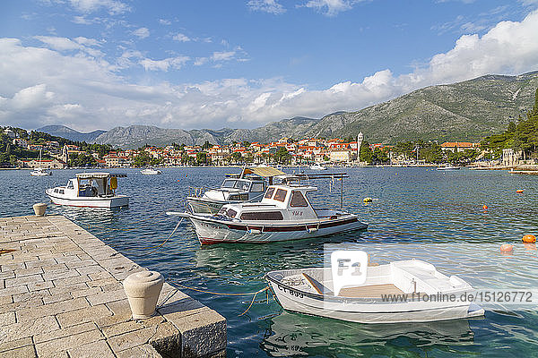Blick auf Stadt und Hafen in Cavtat an der Adria  Cavtat  Dubrovnik Riviera  Kroatien  Europa