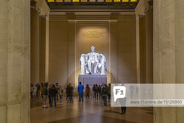 Blick auf die Lincoln-Statue im Lincoln Memorial bei Nacht  Washington D.C.  Vereinigte Staaten von Amerika  Nordamerika