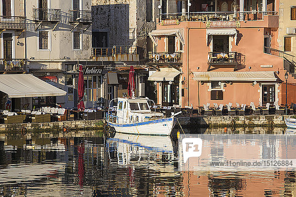 Bunte Spiegelungen im venezianischen Hafen  früher Morgen  Rethymno (Rethymnon)  Kreta  Griechische Inseln  Griechenland  Europa