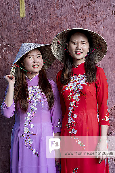 Junge Vietnamesinnen tragen ein traditionelles Ao Dai Kleid  Vietnam  Indochina  Südostasien  Asien