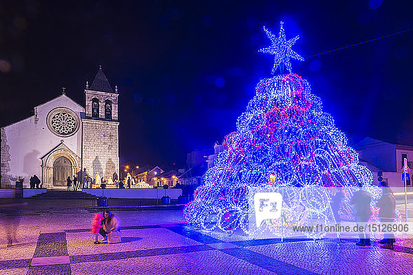 Beleuchteter moderner Weihnachtsbaum vor der Pfarrkirche  Alcochete  Provinz Setubal  Portugal  Europa