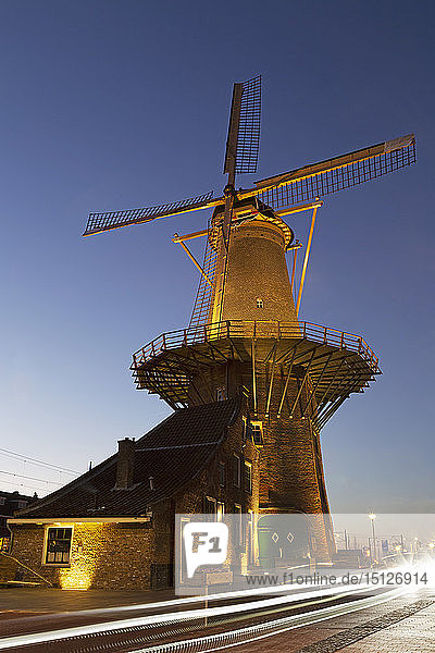 Lichtschlieren bei der Molen de Roos  einer Windmühle in Delft  Südholland  Niederlande  Europa