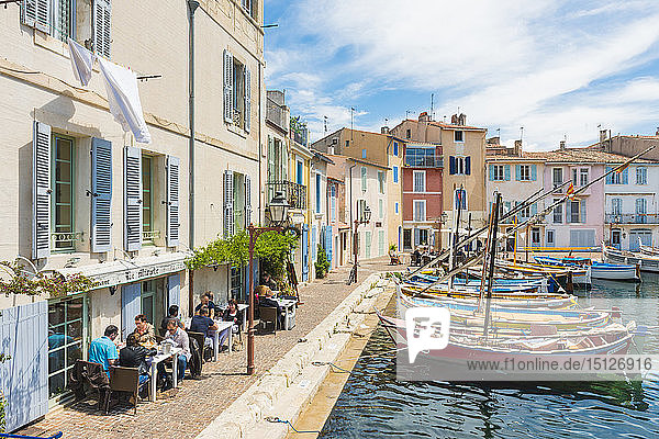 Boote und Restaurant im Hafen von Martigues  Bouches du Rhone  Provence  Provence-Alpes-Cote d'Azur  Frankreich  Europa