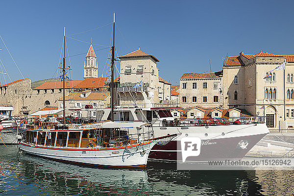 Altstadt von Trogir  Boote im Hafen  Trogir  UNESCO-Weltkulturerbe  Dalmatien  Kroatien  Europa
