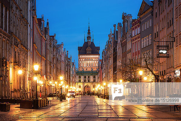 Dlugi Targ Straße mit Blick auf das Goldene Tor von Danzig  Polen  Europa