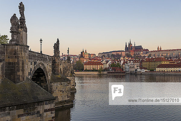 Blick vom Krizovnicke-Platz auf die Karlsbrücke  die Prager Burg und den Veitsdom  UNESCO-Weltkulturerbe  Prag  Böhmen  Tschechische Republik  Europa