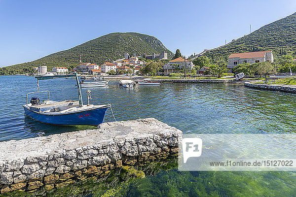 Blick auf kleine Hafenboote und Restaurants in Mali Ston  Dubrovnik Riviera  Kroatien  Europa