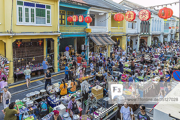 Der berühmte Nachtmarkt Walking Street in der Altstadt von Phuket  Phuket  Thailand  Südostasien  Asien