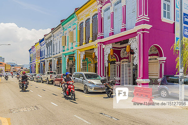 Die farbenfrohe Architektur der Ladenhäuser in der Kek Chuan Jalan Road in George Town  Insel Penang  Malaysia  Südostasien  Asien