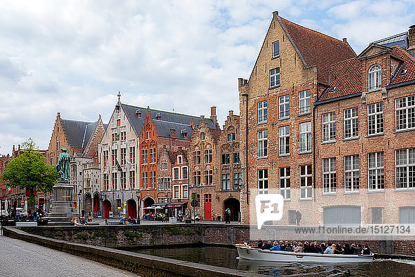 Touristen auf einem Boot  Brügge (Brugge)  Belgien  Europa