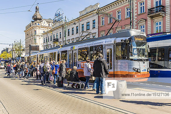 Eine lokale Straßenbahn in Krakau  Polen  Europa