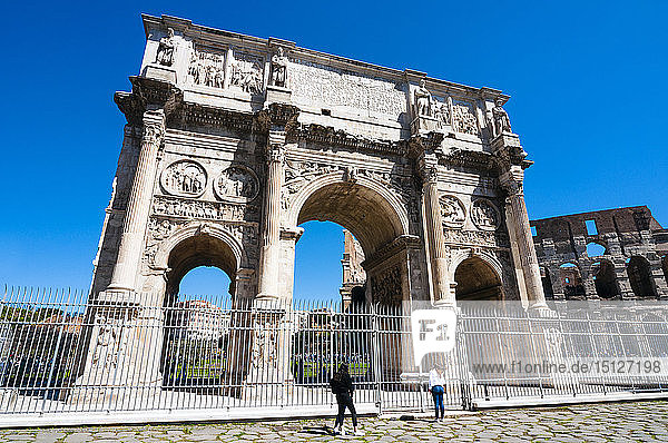 Konstantinbogen und Kolosseum  Südseite  rechts das Kolosseum  UNESCO-Weltkulturerbe  Rom  Latium  Italien  Europa