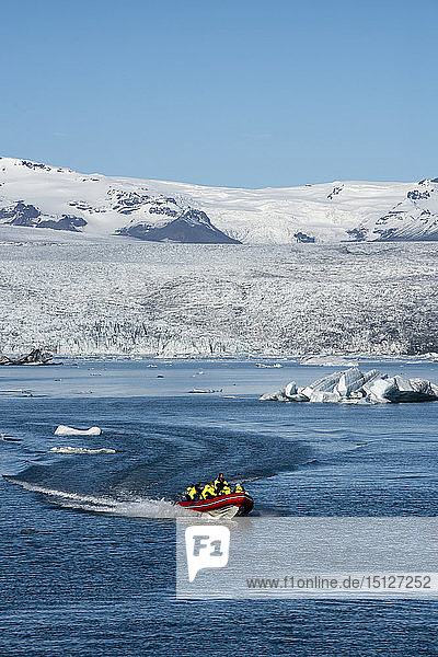 Bootstour auf der Jokulsarlon Gletscherlagune  mit dem Breidamerkurjokull Gletscher im Hintergrund  Südost Island  Island  Polarregionen