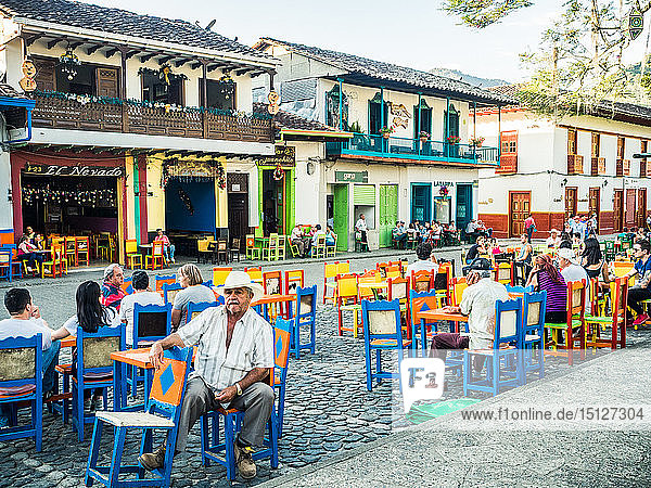 Besucher entspannen sich an Cafétischen  Parque Principal  Jardin  Antioquia  Kolumbien  Südamerika
