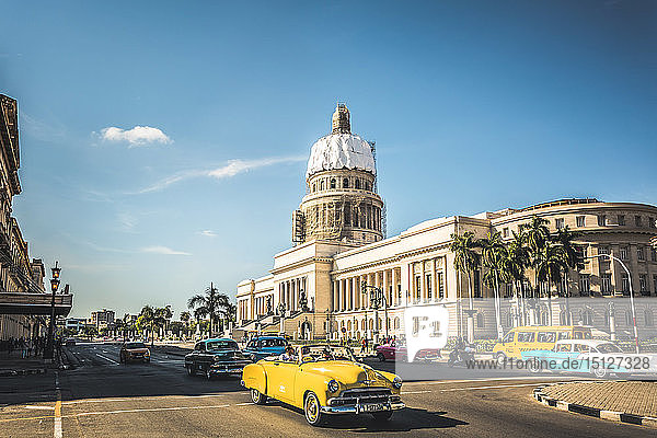 Ein gelber amerikanischer Oldtimer vor El Capitolio in Havanna  La Habana  Kuba  Westindien  Karibik  Mittelamerika