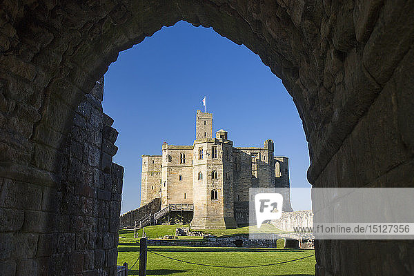 View through arch across lawns to the Great Tower of Warkworth Castle  Warkworth  Northumberland  England  United Kingdom  Europe